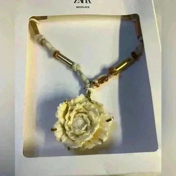 🔥🔥Zara flower necklace - Picture 2 of 6